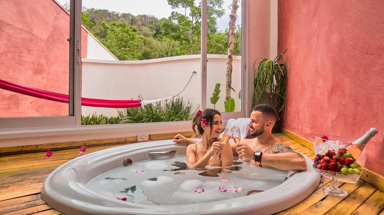 Hotel Boutique Frangipani Brotas Exterior photo A couple in a spa