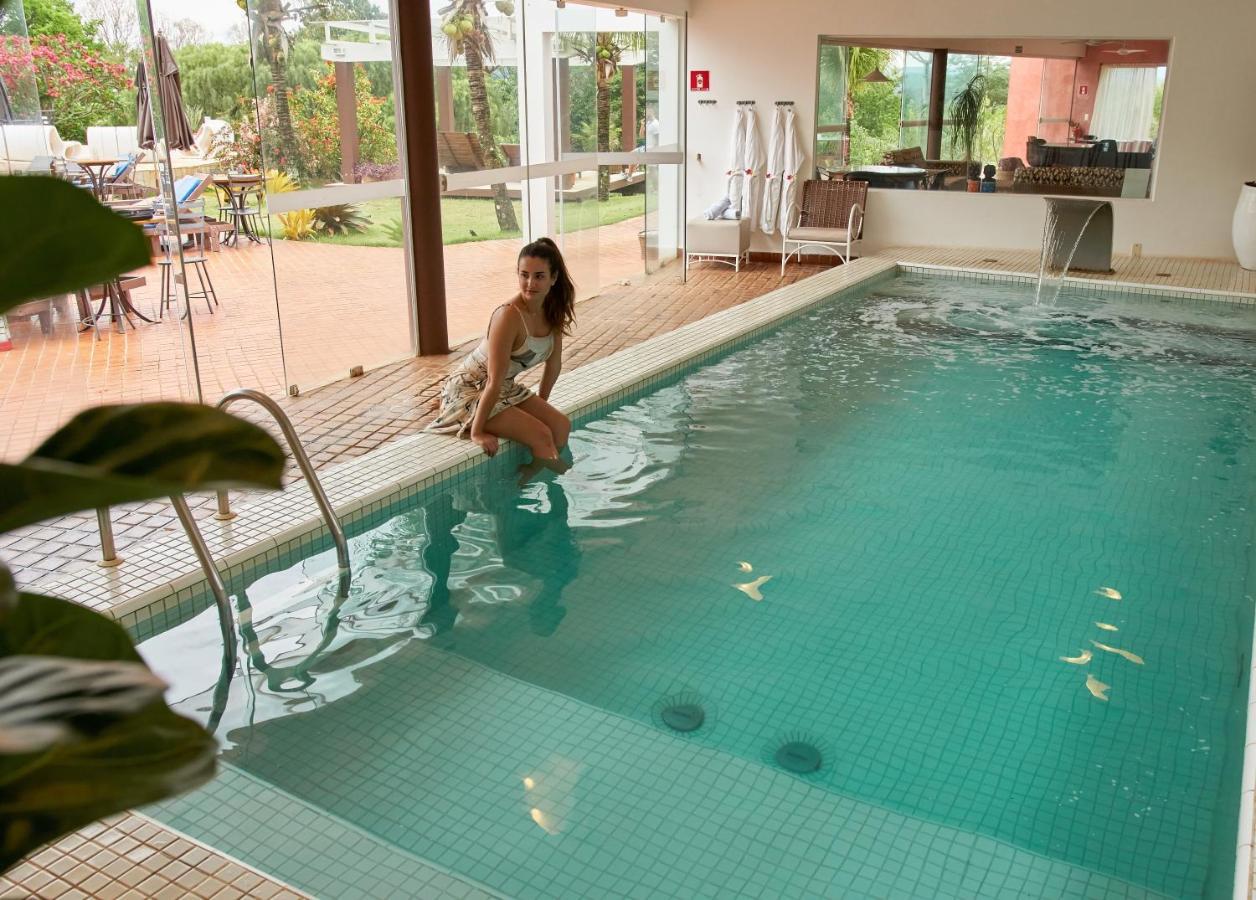 Hotel Boutique Frangipani Brotas Exterior photo A woman sitting by a swimming pool