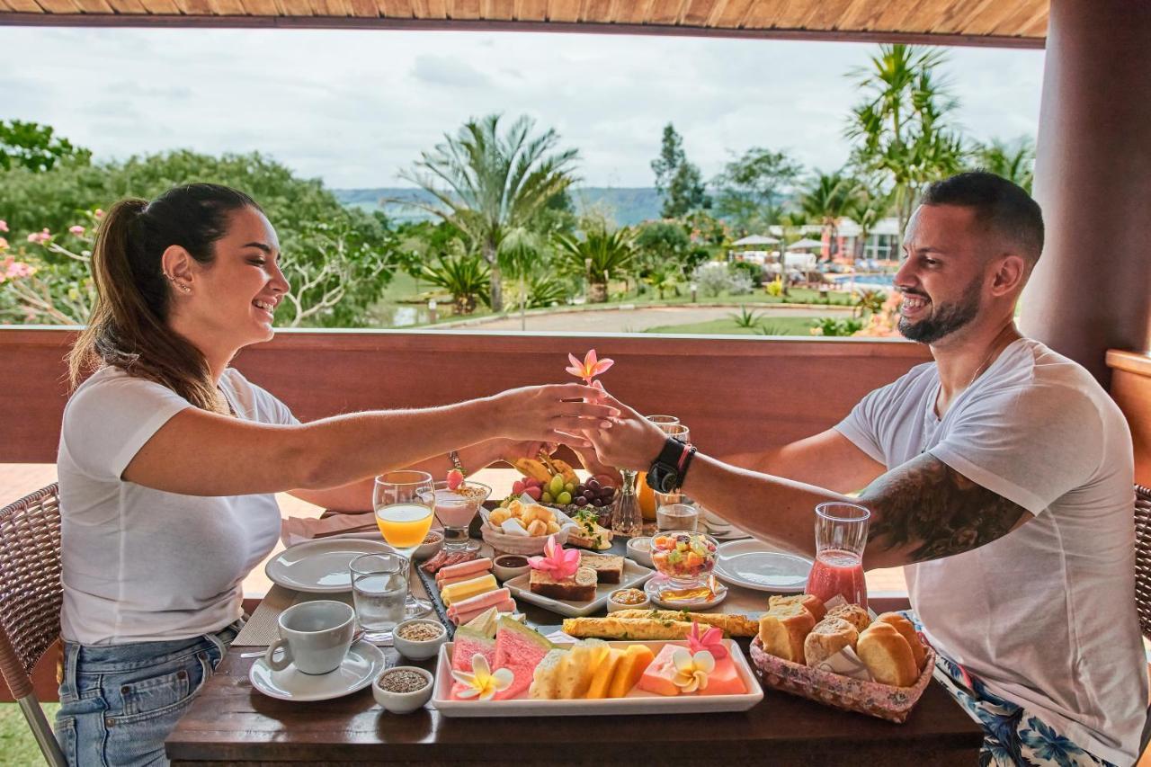 Hotel Boutique Frangipani Brotas Exterior photo A couple eating breakfast