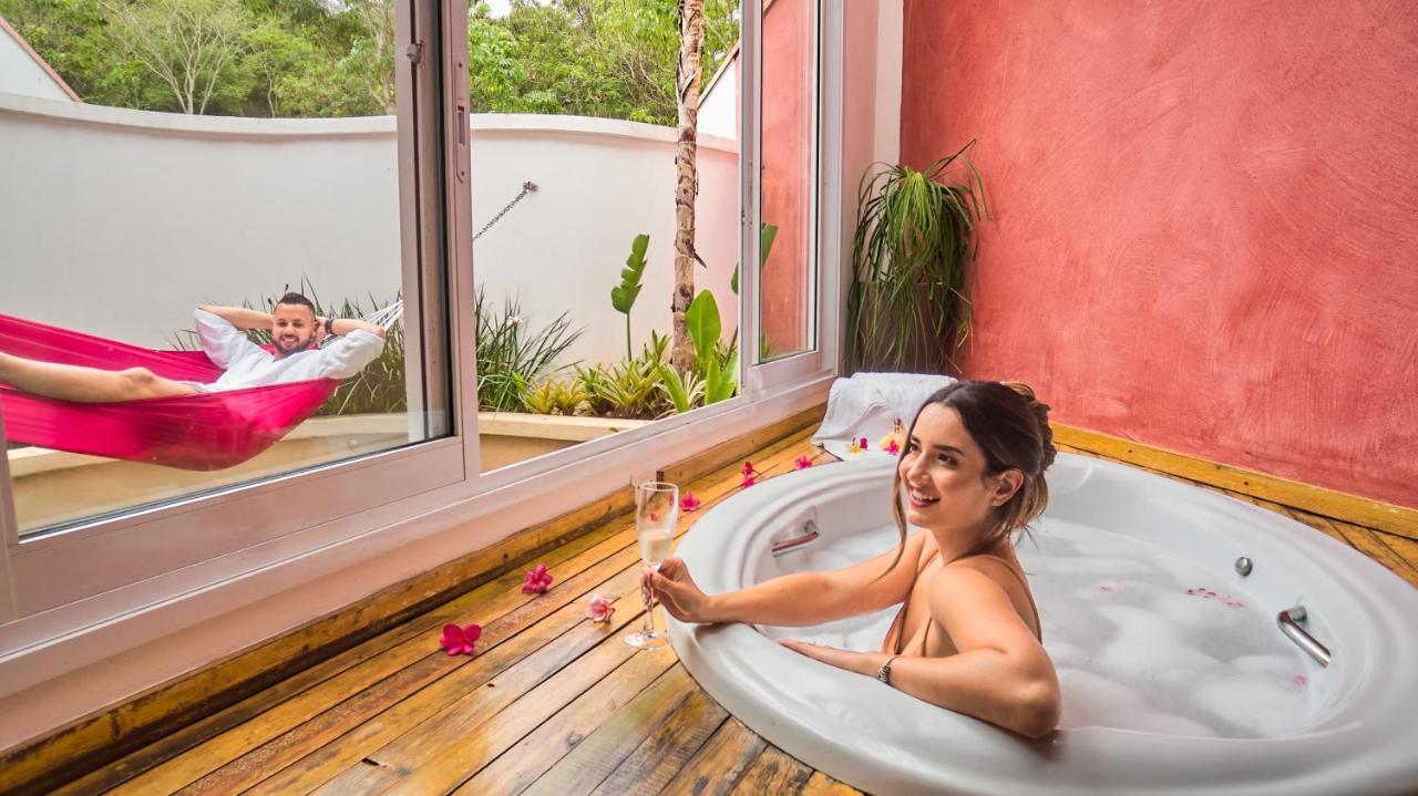 Hotel Boutique Frangipani Brotas Exterior photo A woman relaxing in a hot tub