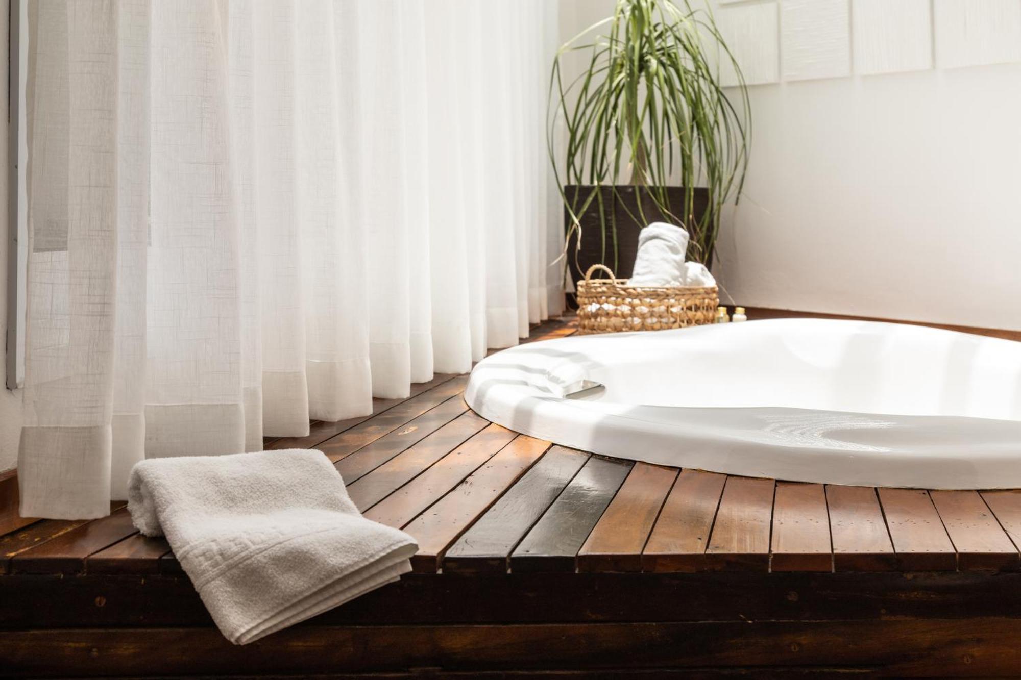 Hotel Boutique Frangipani Brotas Exterior photo A modern Japanese-style bathtub