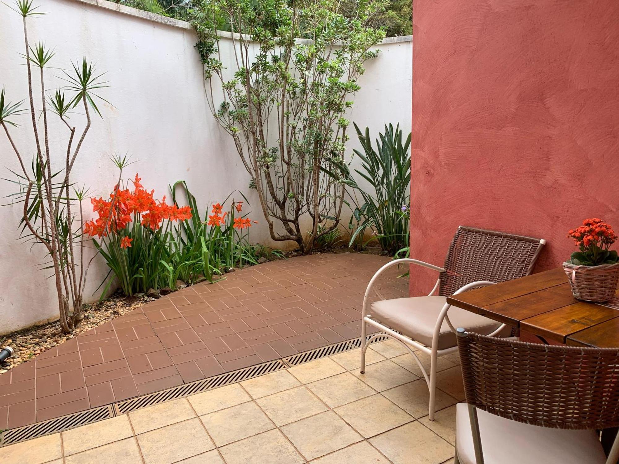Hotel Boutique Frangipani Brotas Exterior photo A patio in a condominium in Brazil