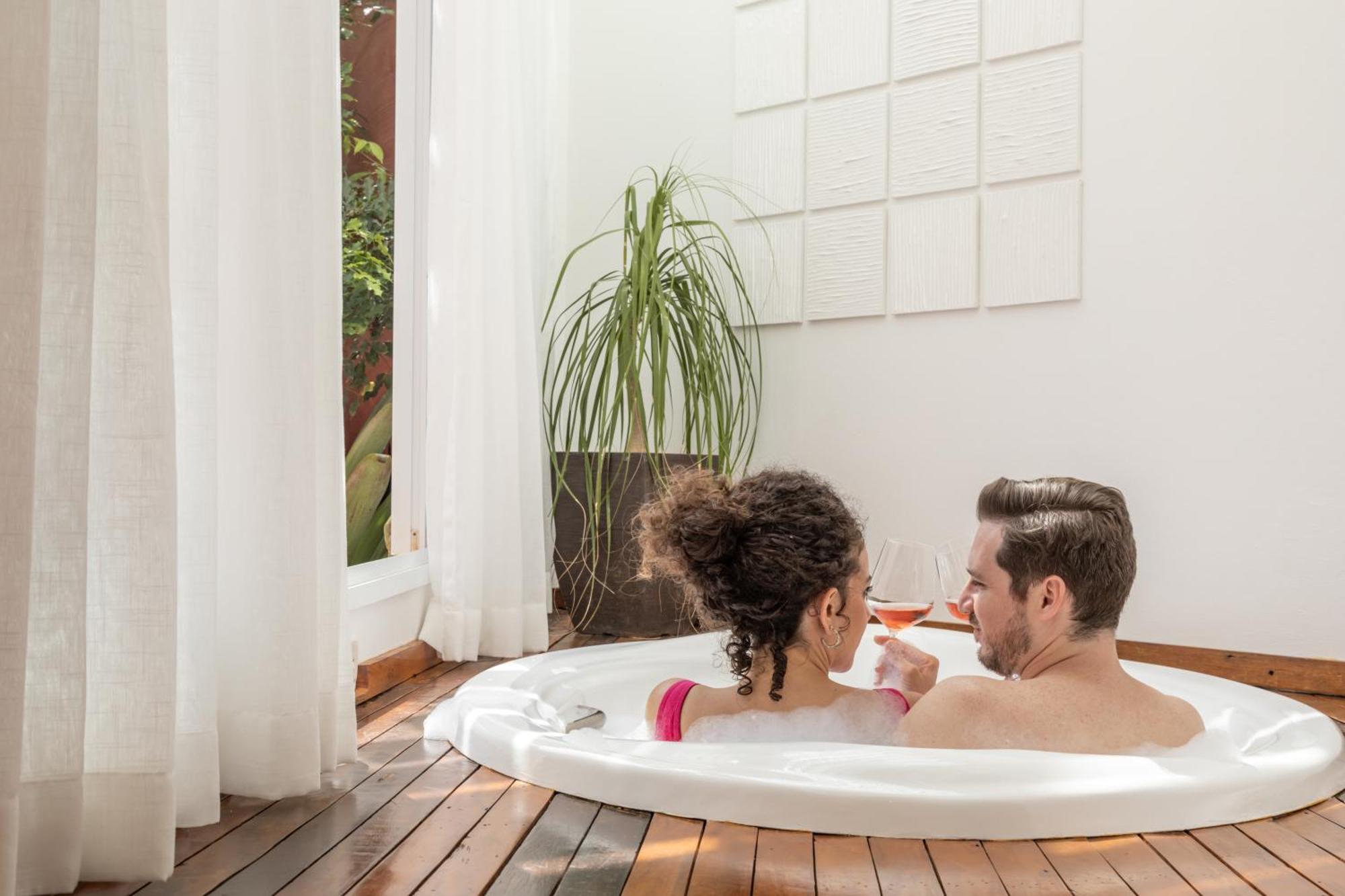 Hotel Boutique Frangipani Brotas Exterior photo A couple in a whirlpool bathtub