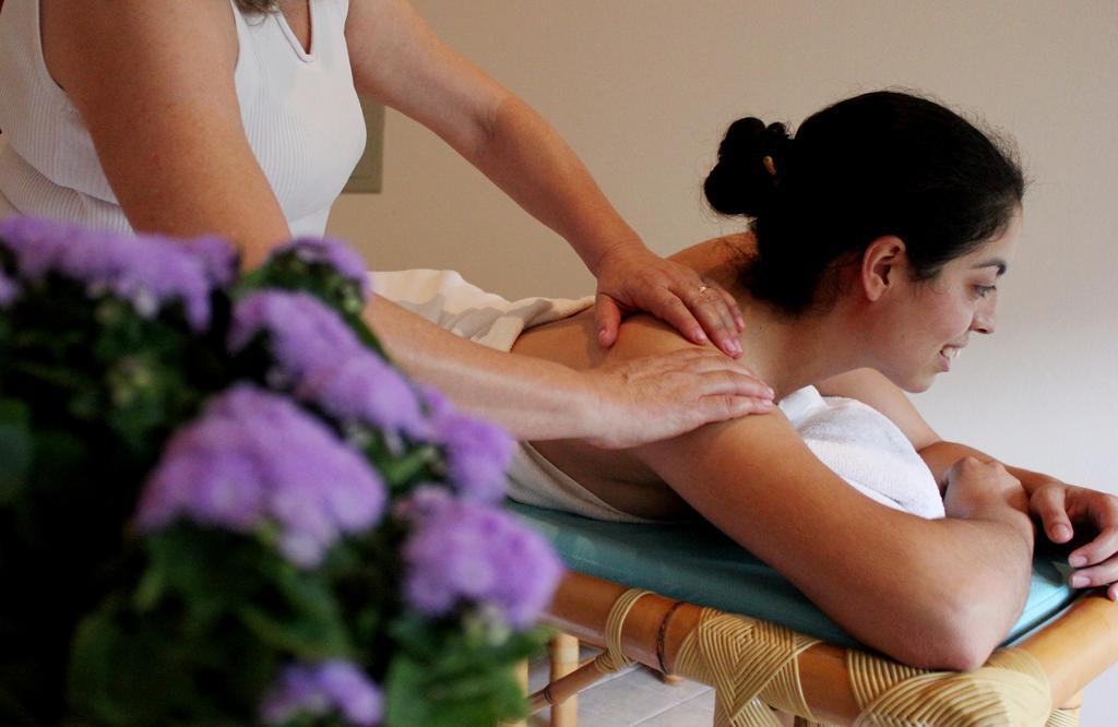 Hotel Boutique Frangipani Brotas Exterior photo A woman receiving a massage