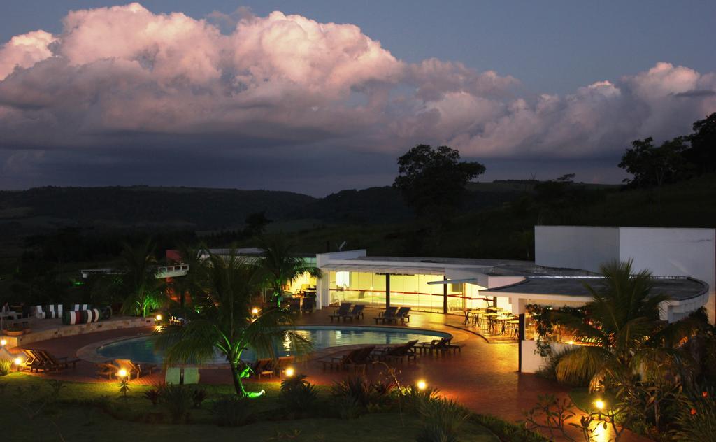 Hotel Boutique Frangipani Brotas Exterior photo The hotel at night